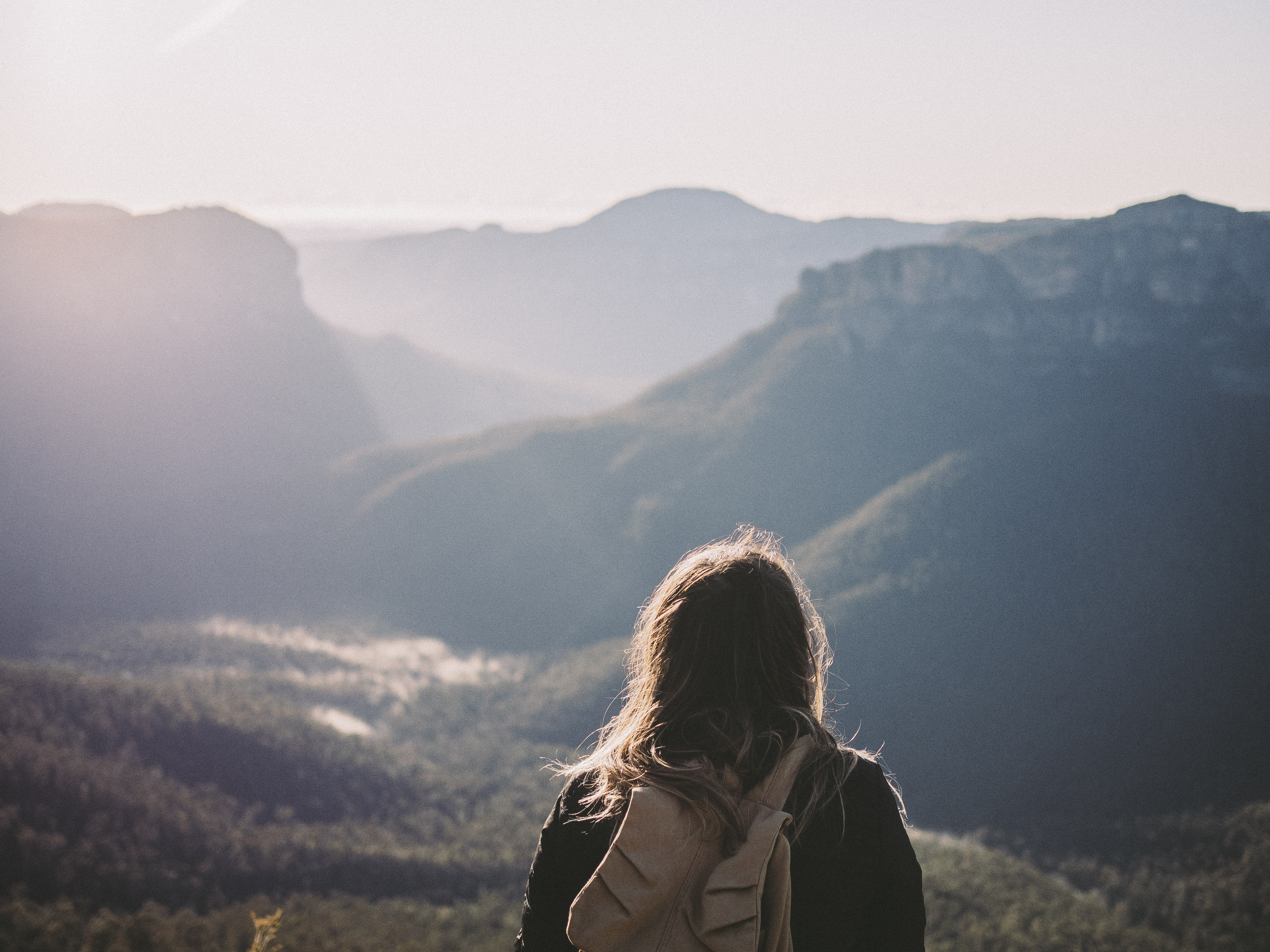 Girl taking in the view at Pulpit Rock lookout, Blue Mountains National Park. Photo: © Instagram @twistdee