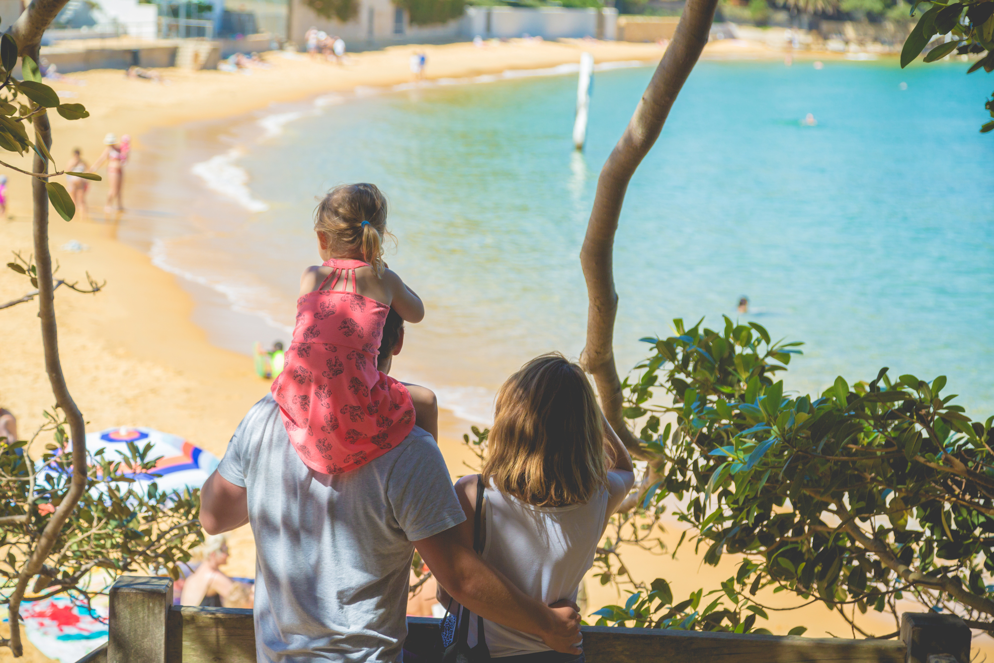 Family looking at Watsons Bay. Photo: © Instagram - @hugh.obrien