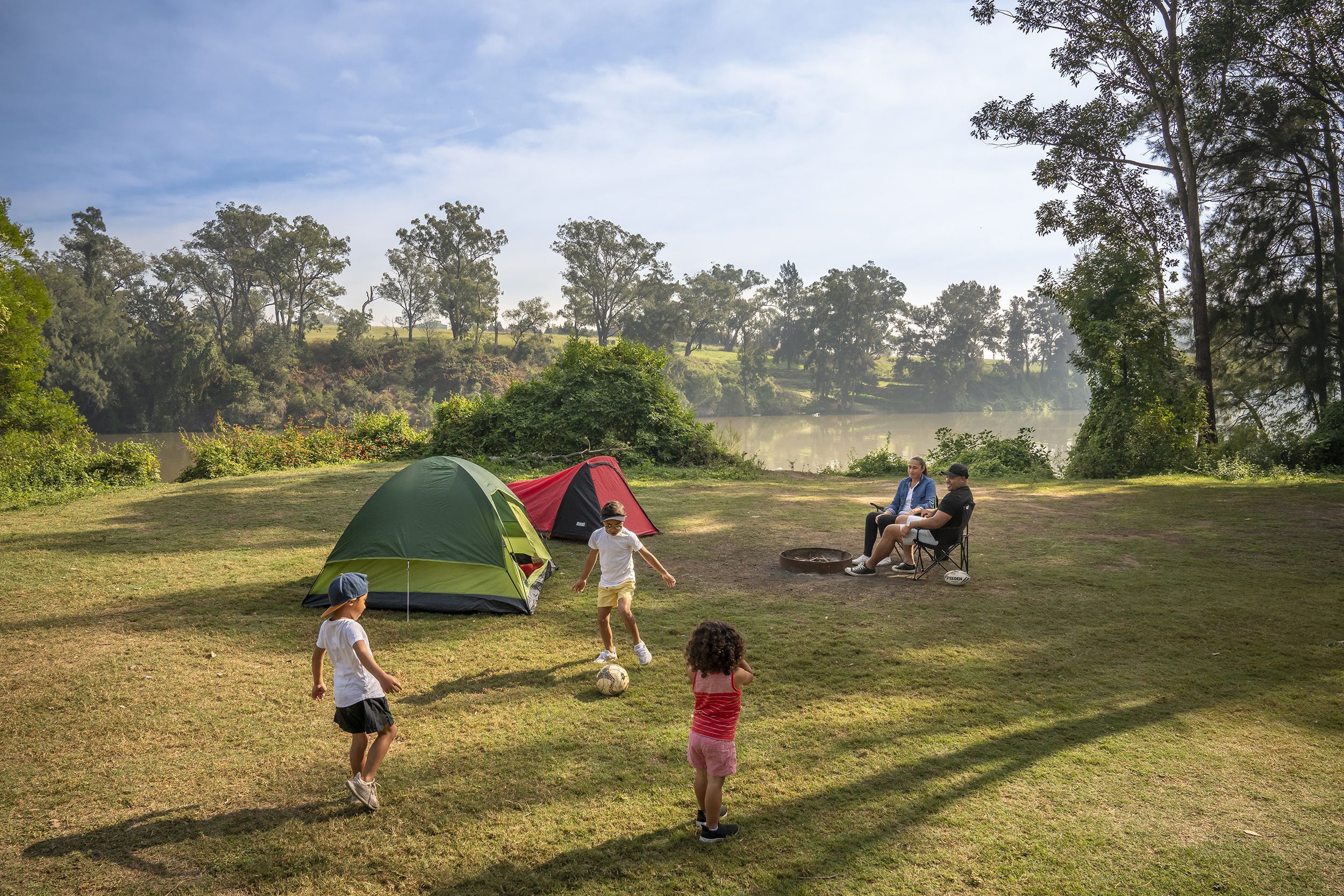 A family in Cattai campground, Cattai National Park. Photo credit : John Spencer / DPE