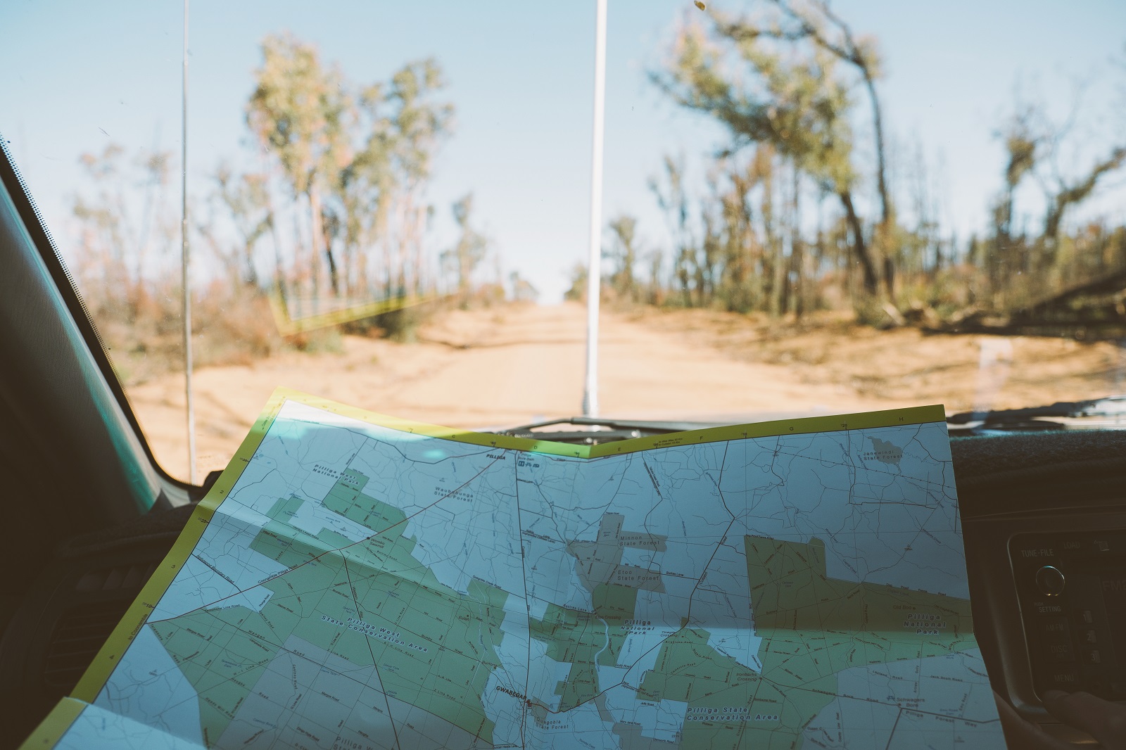 Viewing a map on a road trip to the Pilliga. Photo: Harrison Candlin/DCCEEW © Harrison Candlin