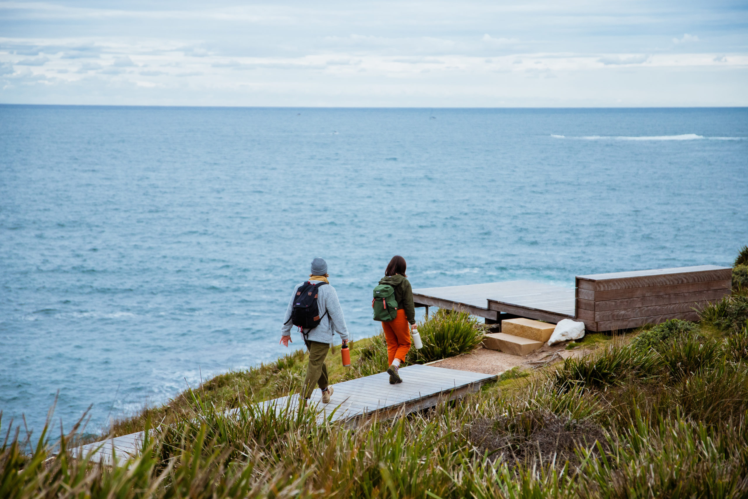 Two people on the coastal walk in Bouddi National Park. Photo credit : Jared Lyons / DPE