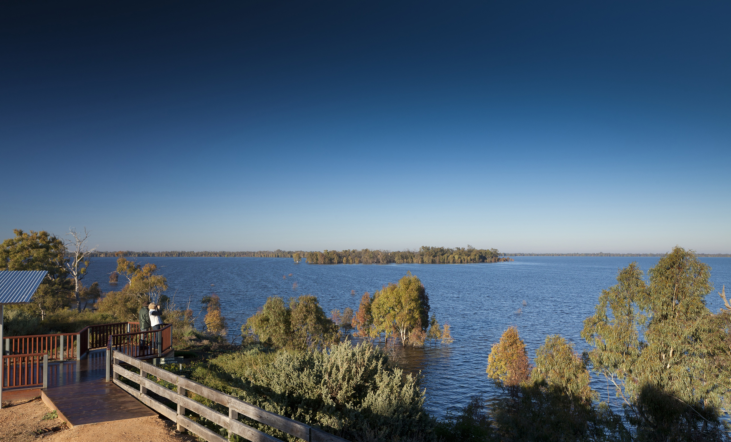 Yanga Lake with lookout for birdwatching in foreground. Photo credi : David Finnegan/DPIE
