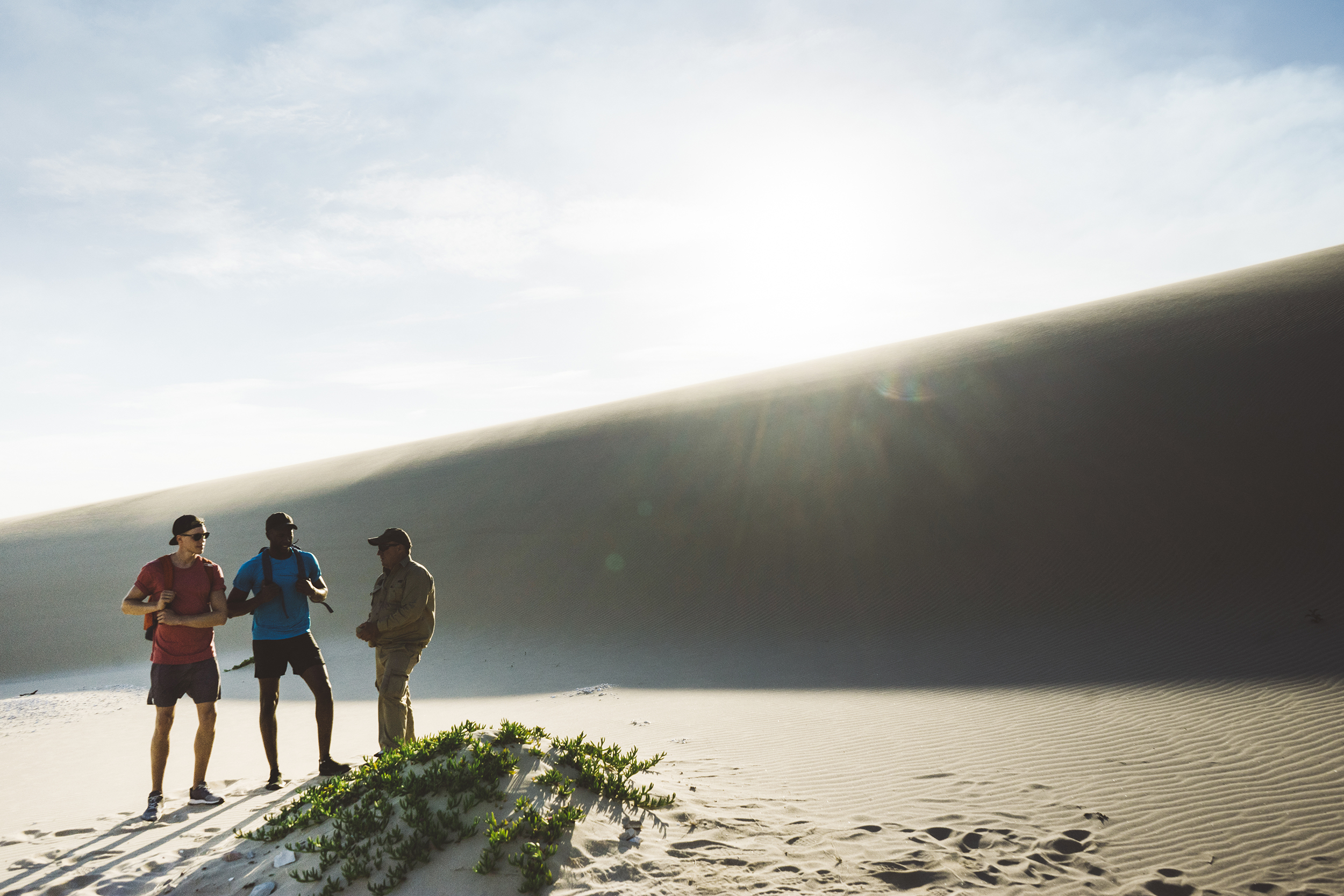 A tour guide talks to two people in Worimi State Conservation Lands. Photo credit : Erin Mc Gawley / DPE