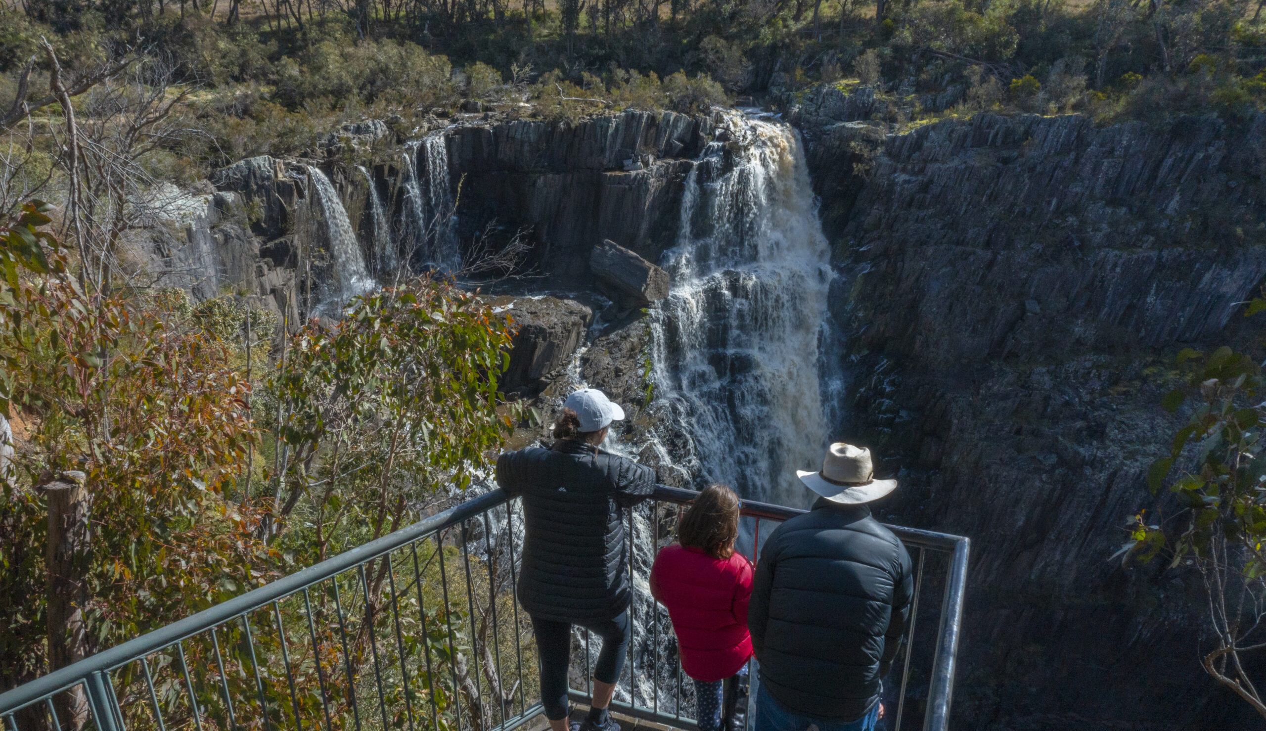 Family visiting Apsley Falls. Photo credit : Josh Smith / DPE