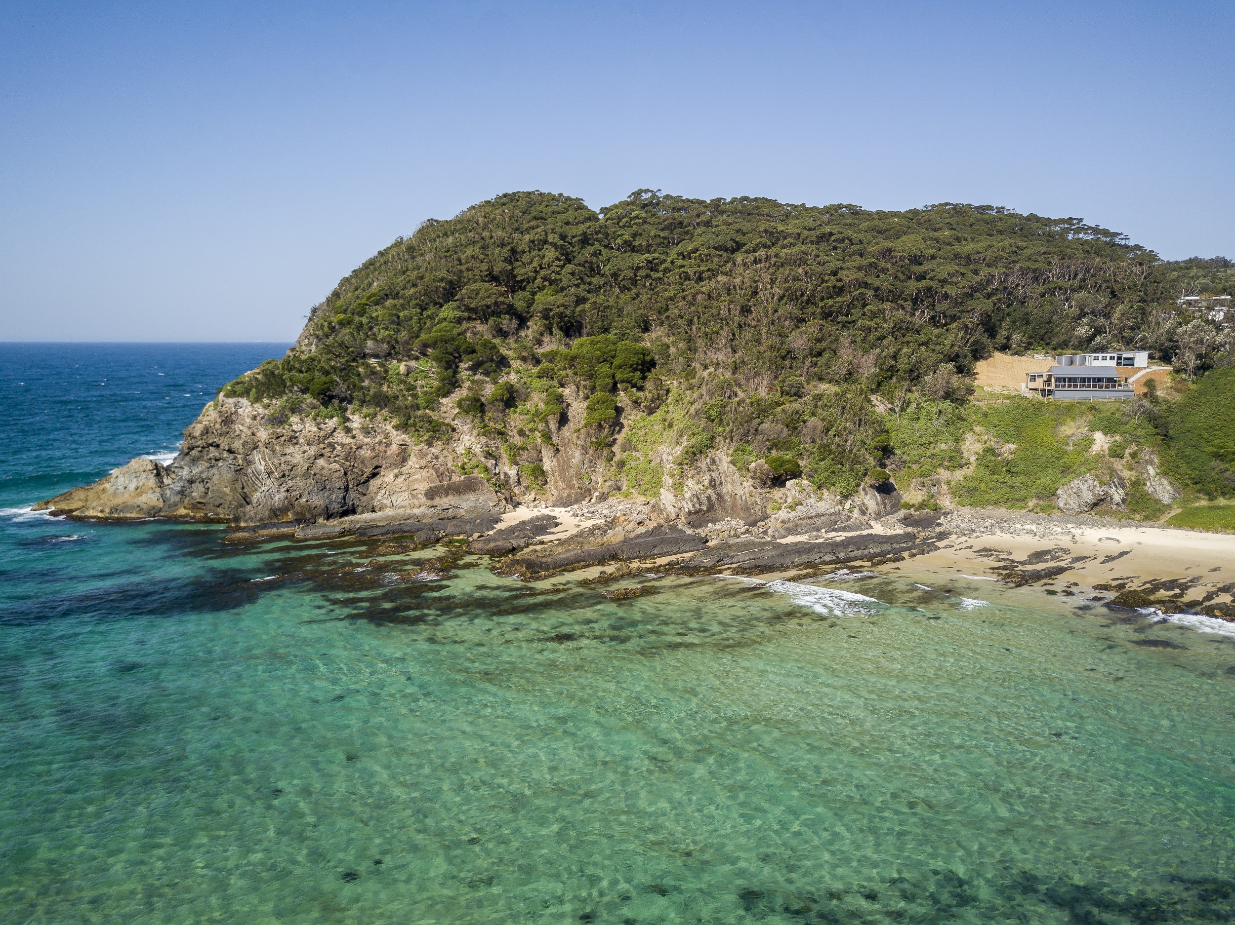 Davies Cottage perched on the cliff edge. Photo credit: Brent Mail/DCCEEW