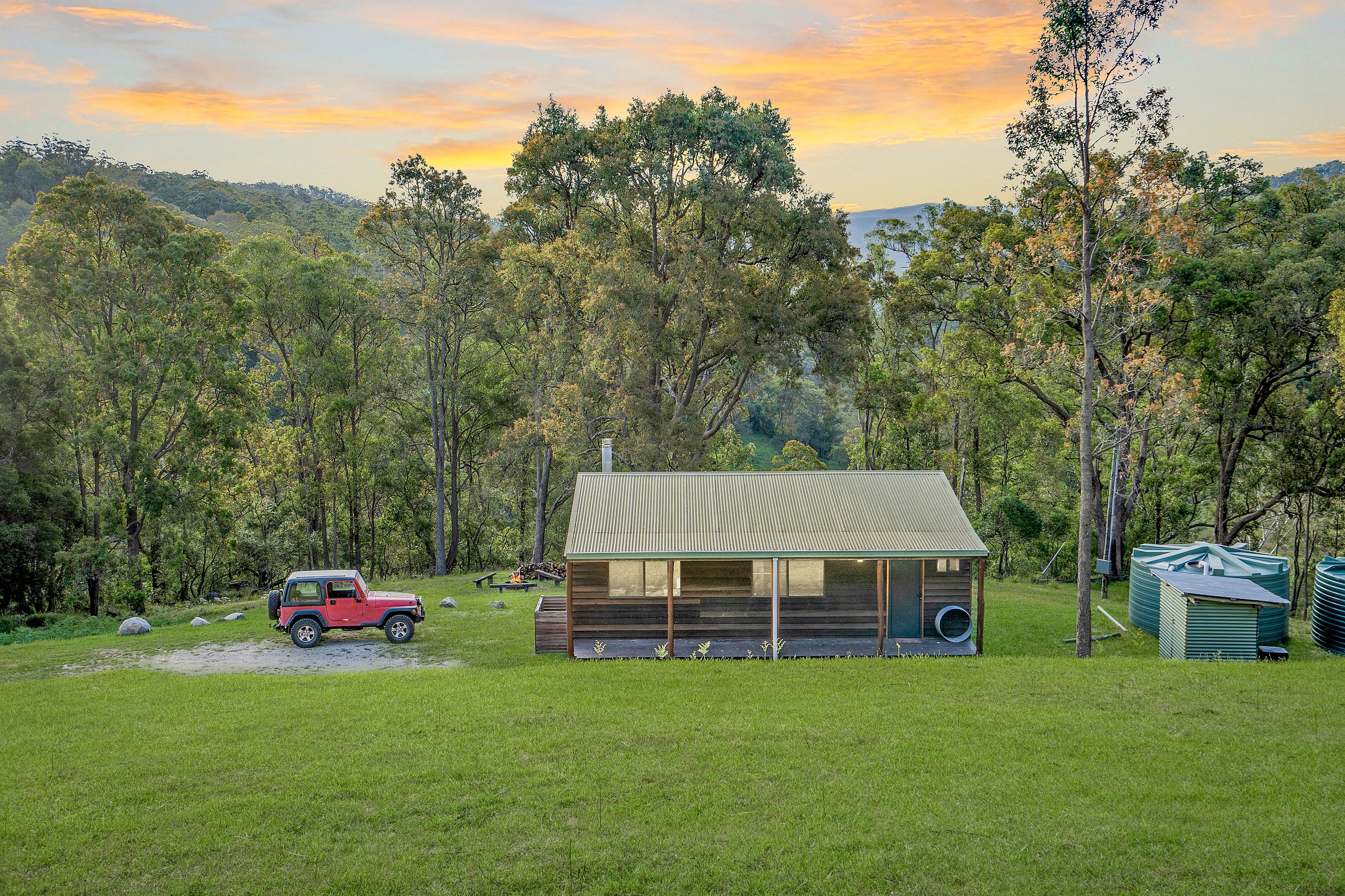 Galong Cabins surrounded by bushland. Photo credit: Simone Cottrell/DCCEEW