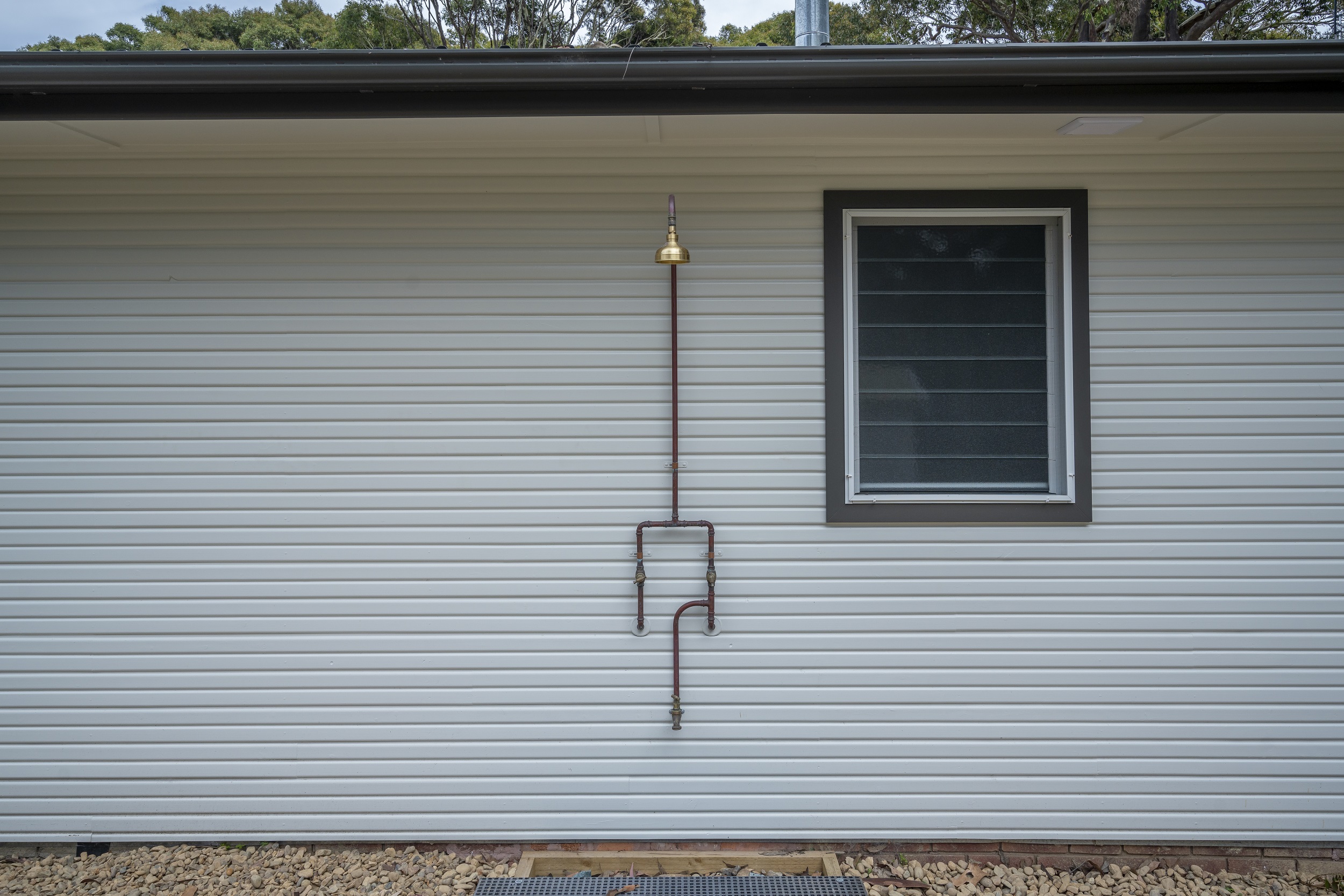 An outdoor shower at Judges House. Photo credit: John Spencer/DCCEEW