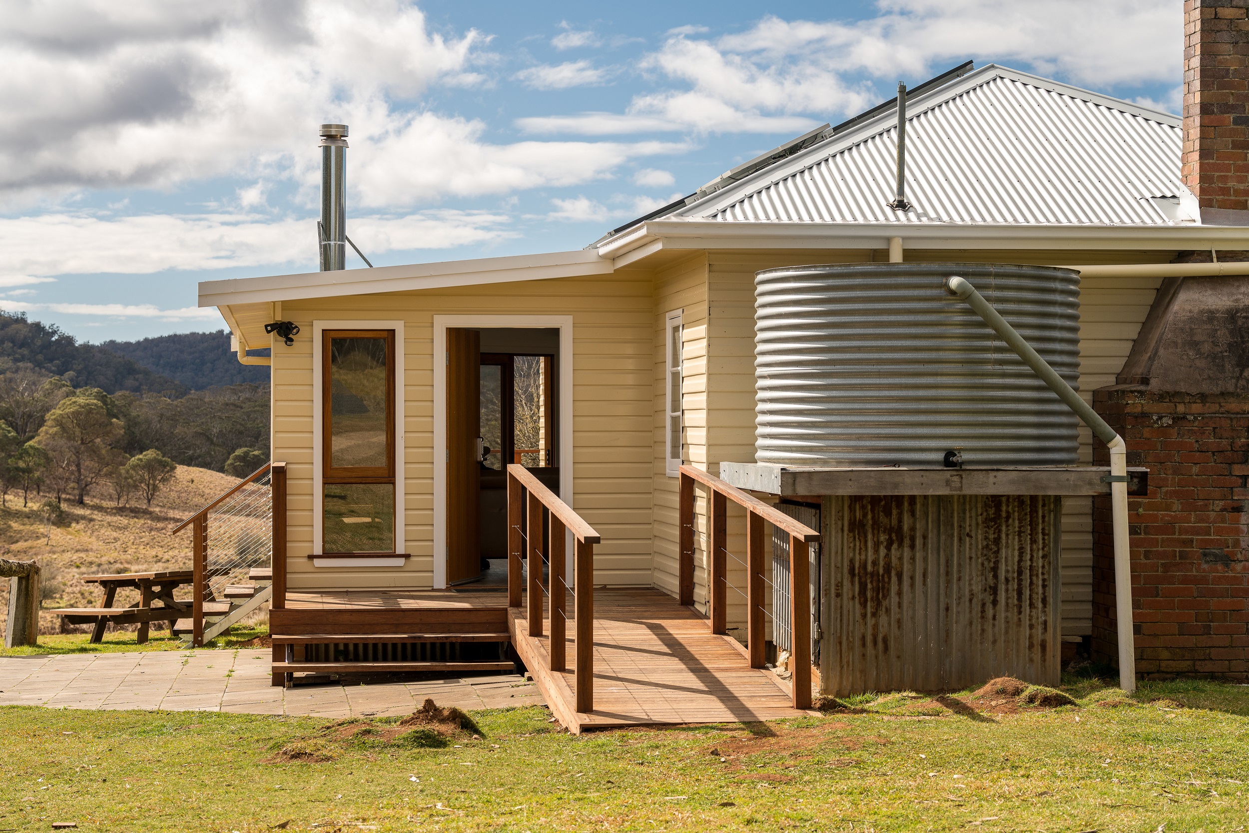 The exterior of Mooraback Cabin. Photo credit: David Waugh/DCCEEW