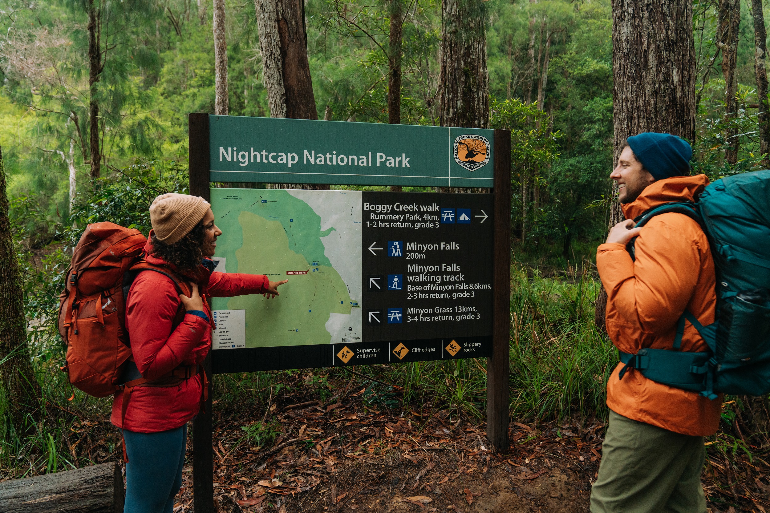 Two hikers check out national parks signage on Gidjuum Gulganyi Walk. Photo: Remy Brand/DCCEEW © Studio Bilby