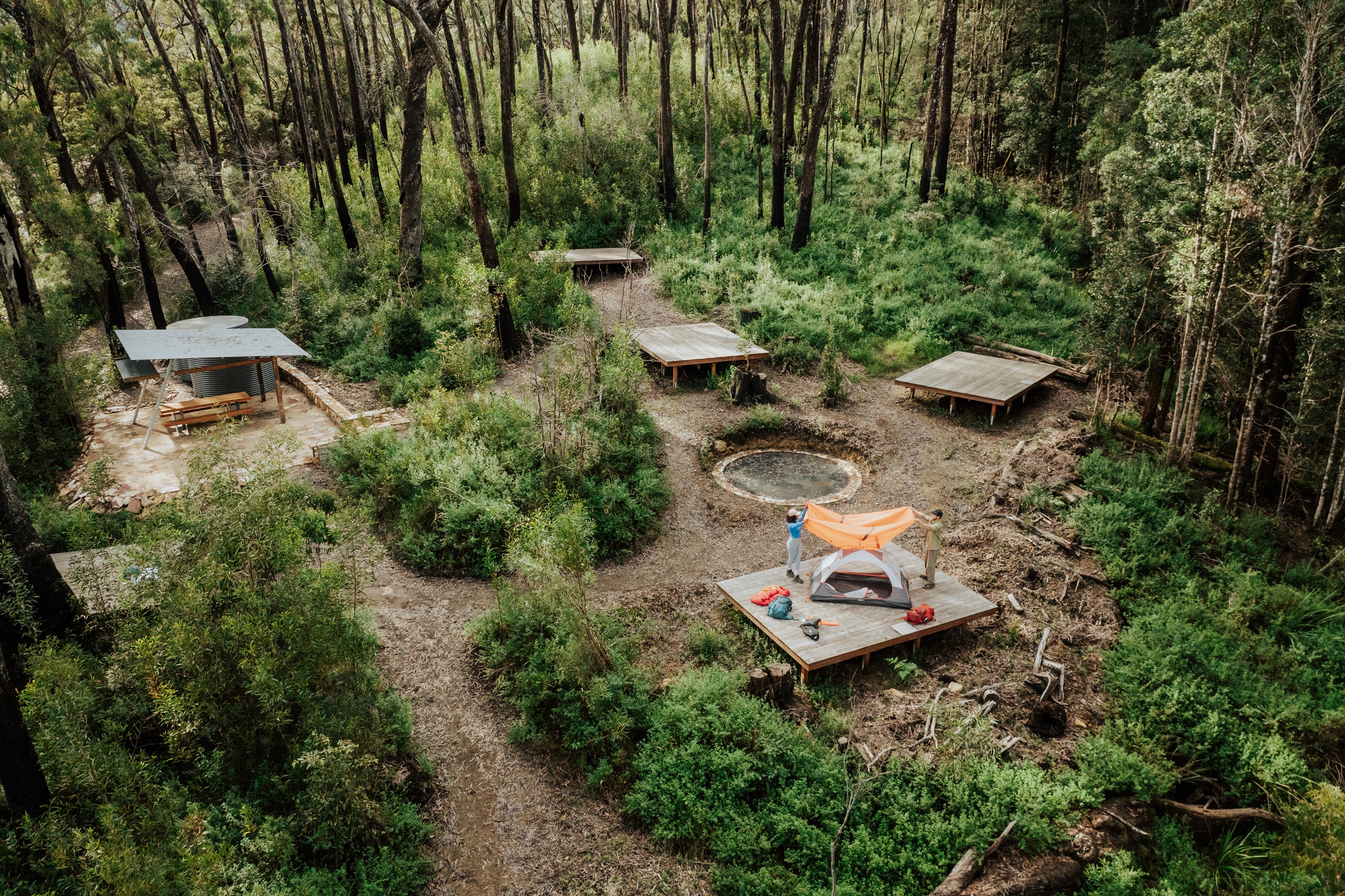 An aerial view of the sleeping platforms at Yelgun Kyoomgun campground on Gidjuum Gulganyi Walk. Photo: Daniel Parsons/DCCEEW © Studio Bilby