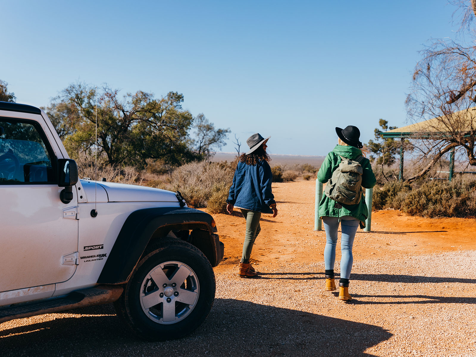 Friends on a road trip to Mungo National Park. Photo credit: Melissa Findley/DCCEEW © Melissa Findley