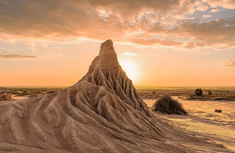 Mungo lunette (Walls of China) at sunset in Mungo National Park. Credit &copy; Hao Li/DCCEEW