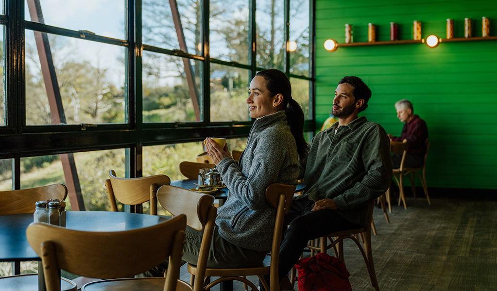 2 walkers enjoying a coffee. Photo: Remy Brand &copy; Remy Brand