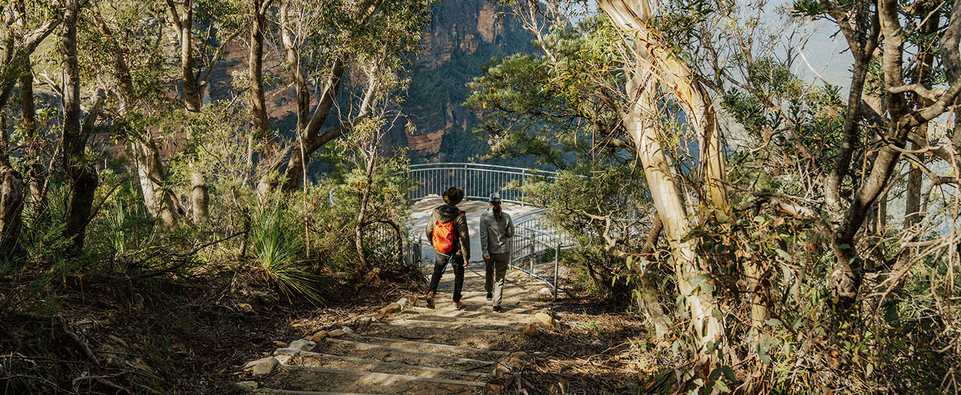 2 walkers approaching Gordon Falls lookout, on Grand Cliff Top Walk, Blue Mountains National Park. Photo: Remy Brand &copy; Remy Brand