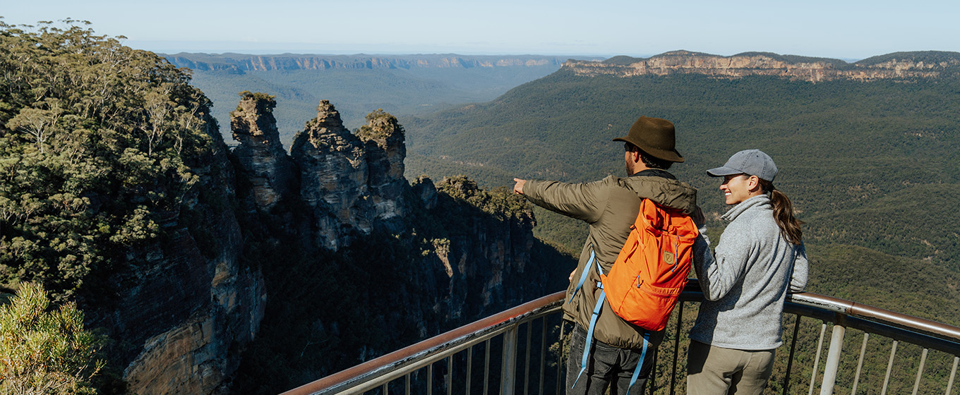 2 walkers at Echo Point lookout, on Grand Cliff Top Walk, looking onto Three Sisters Aboriginal Place, Greater Blue Mountains Heritage Area. Photo: Remy Brand &copy; Remy Brand