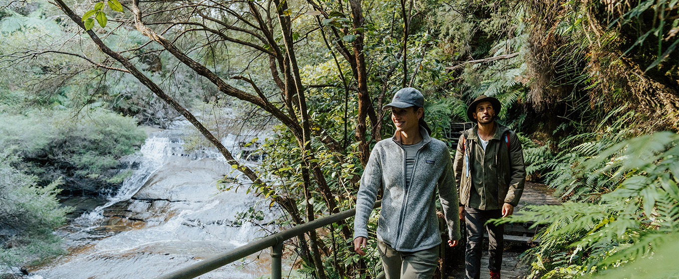 2 walkers following Grand Cliff Top Walk beside Leura Creek, Blue Mountains National Park. Photo: Remy Brand &copy; Remy Brand
