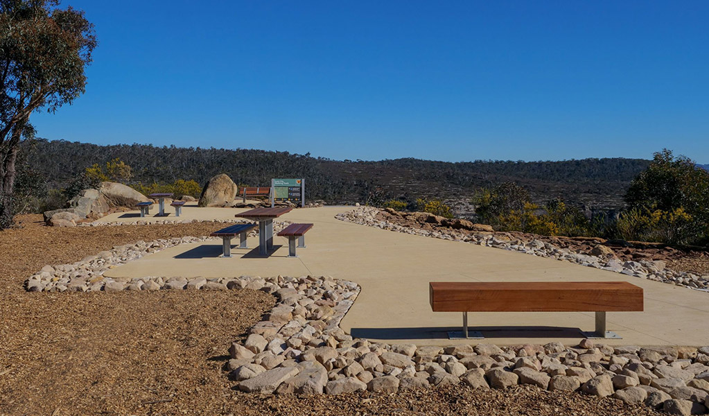 Accessible picnic tables, and bench seats at Lost City North lookout, Gardens of Stone State Conservation Area. Credit: Claudia Abbott &copy; DCCEEW