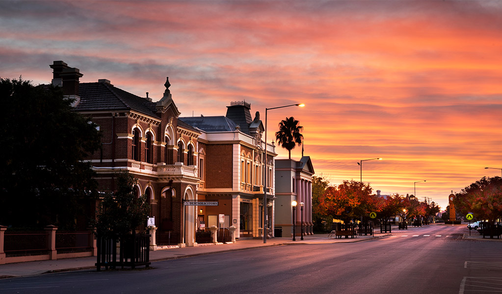 Sunrise over Market Street, in the town centre of Mudgee. Credit: Destination NSW &copy; Destination NSW