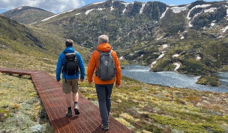 2 people hiking Snowies Alpine Walk on a multi-day guided tour with Sapphire Coast Guiding Co. Credit: Cameron Read &copy; Sapphire Coast Guiding Co.